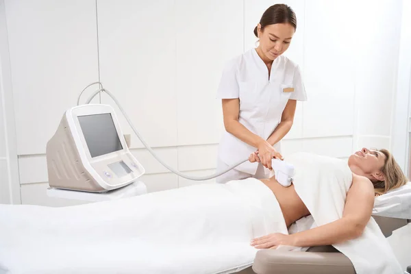Femeia Află Canapea Clinica Medicină Estetică Cosmetolog Efectuează Procedură Ridicare — Fotografie, imagine de stoc