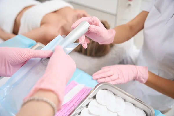 Assistente Médico Uma Ferramenta Para Procedimento Cosmético Equipe Usa Laser — Fotografia de Stock