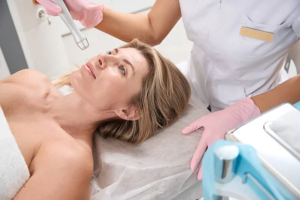Urocza Pani Zabiegu Laserowej Nawierzchni Skóry Kobieta Kosmetyczka Mundurze Medycznym — Zdjęcie stockowe
