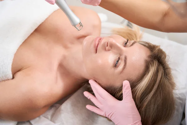 Kobieta Laserowej Procedurze Nawierzchni Skóry Kosmetolog Rękawiczkach Ochronnych Wykorzystuje Laser — Zdjęcie stockowe
