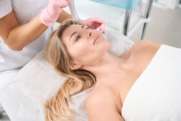 Bella Signora Sulla Procedura Rifacimento Della Pelle Laser Cosmetologo Femminile — Foto Stock