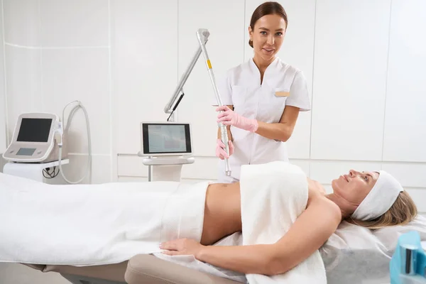 Paziente Una Procedura Cosmetica Peeling Laser Rifacimento Co2 Estetista Attrezzature — Foto Stock