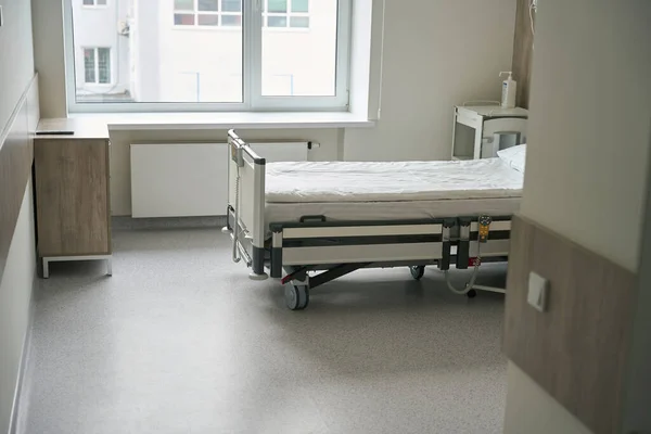 Sterilt Återhämtningsrum Med Renovering Utrustad Med Bekväm Sjukbädd För Patientens — Stockfoto
