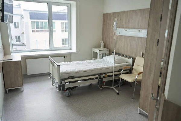 Sterilt Återhämtningsrum Med Renovering Utrustad Med Bekväm Sjukbädd För Patientens — Stockfoto