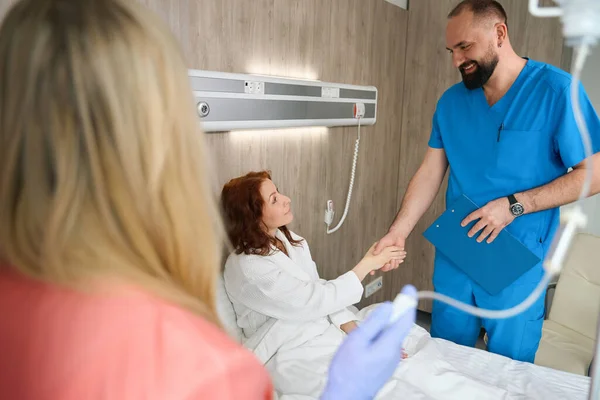 Gute Ärztin Und Reife Kundin Beim Händeschütteln Modernem Krankenhauszimmer — Stockfoto
