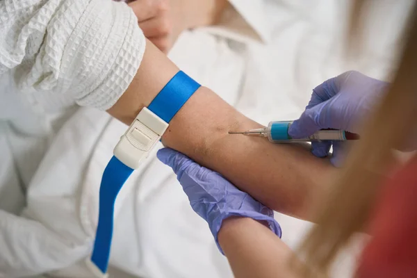 Gewassen Blik Verpleegkundige Handschoenen Die Medicatie Injecteren Met Injectiespuit Hand — Stockfoto