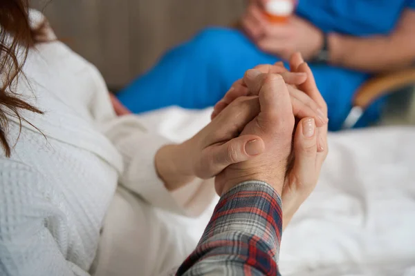 Close Άποψη Των Δύο Ατόμων Στο Άρρωστο Κρεβάτι Κρατώντας Χέρι — Φωτογραφία Αρχείου