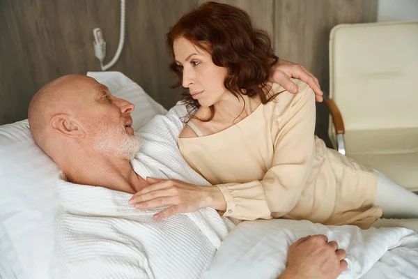 Любящая Пара Лежит Удобной Больничной Койке Смотрит Друг Друга Больничной — стоковое фото