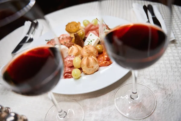 Sluiten Van Glazen Rode Wijn Bord Met Kaas Druiven Prosciutto — Stockfoto
