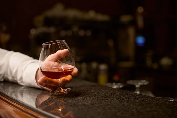 Primo Piano Del Cliente Maschile Rilassante Con Bicchiere Cognac Mentre — Foto Stock