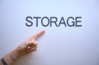 Yakın plan parmak işaretleri depolama imzası, arşiv dosyaları, ofis eşyalarının olduğu depo ve belgeler.