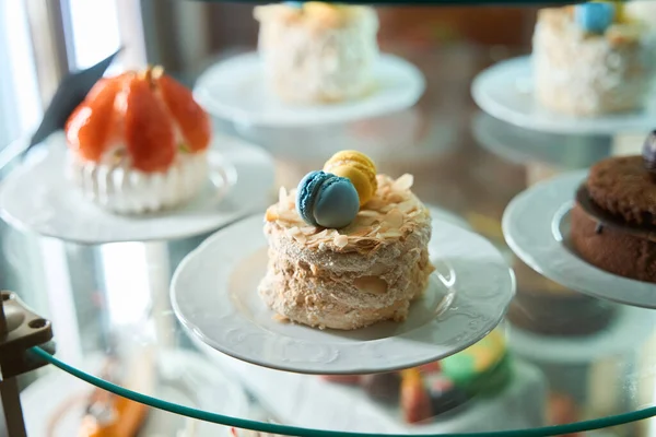 Cierre Platos Con Deliciosos Pasteles Pasteles Sobre Mesa Vidrio Tienda —  Fotos de Stock