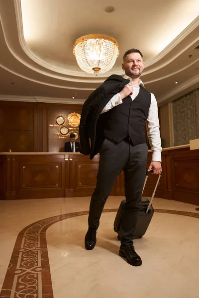 Full Length Happy Businessman Suit Carrying Baggage Hotel Lobby Reception — Stock Photo, Image