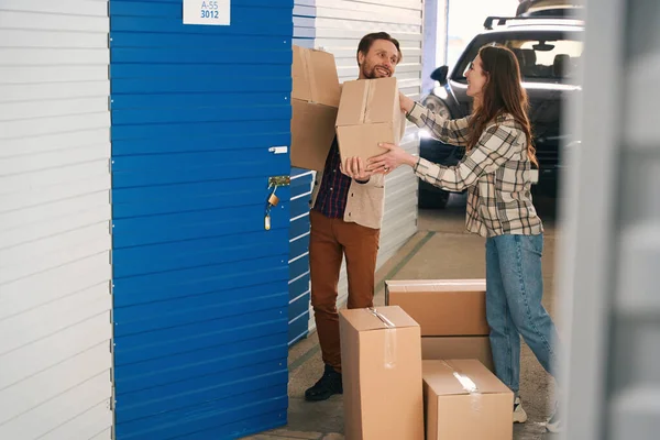 Man Woman Puting Together Cardboard Boxes Things Self Storage Container — Stock Photo, Image