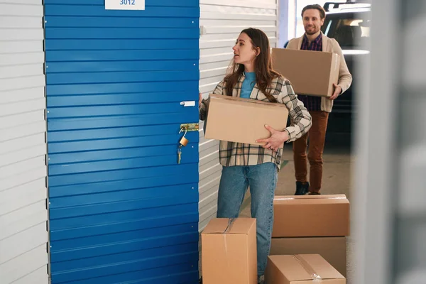 Lady Holding Large Cardboard Box Opening Door Pantry Storage Warehouse — Stock Photo, Image