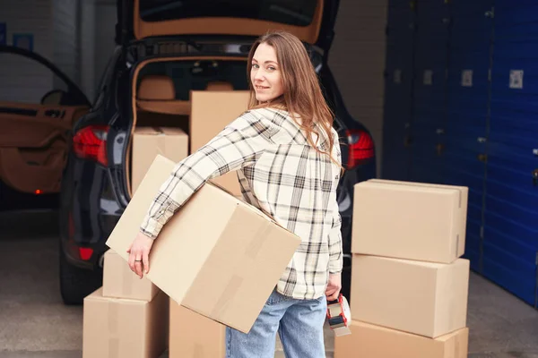 Smiling Lady Standing Open Trunk Car Boxes Warehouse She Holding — Stock Photo, Image