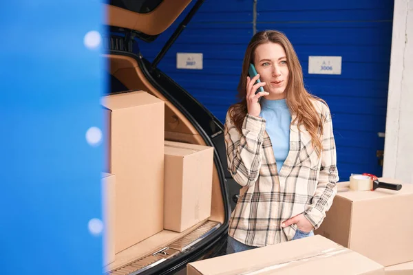 Young Woman Calling Mobile Standing Trunk Car Storage Warehouse Cardboard — Stock Photo, Image
