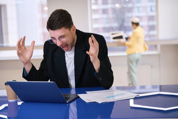 Irritated Shocked Man Screaming Working Open Space Centre Losing All — Stock Photo, Image