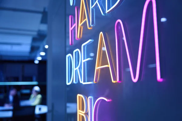 オフィスの壁にモチベーションとインスピレーションのフレーズと蛍光看板 ハード夢の大きな仕事 クローズアップ — ストック写真
