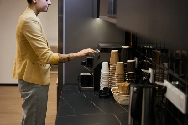 Vrouwelijke Kantoormedewerker Maakt Koffie Koffiezetapparaat Tijdens Pauze Krijgt Energie Inspiratie — Stockfoto