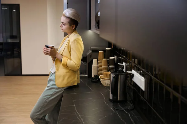 Kvinnan Vilar Och Dricker Färskbryggt Kaffe Coworking Kök Bekväm Arbetsmiljö — Stockfoto