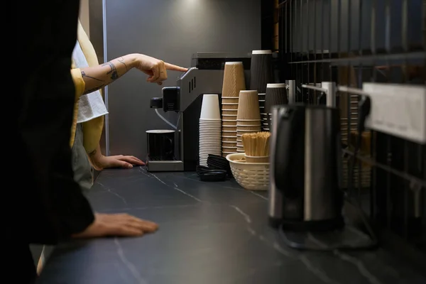 Žena Ukazuje Nové Kancelářské Pracovnice Jak Dělá Káva Kávovaru Kuchyni — Stock fotografie