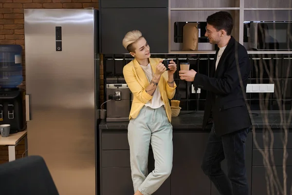 Male Female Colleagues Drinking Coffee Office Kitchen Coffee Break Smiling — Stock Photo, Image