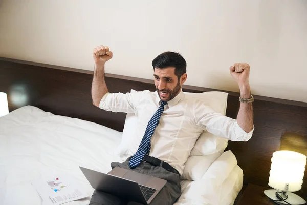 Masculino Alegra Suas Realizações Ele Sem Despir Trabalha Laptop Uma — Fotografia de Stock
