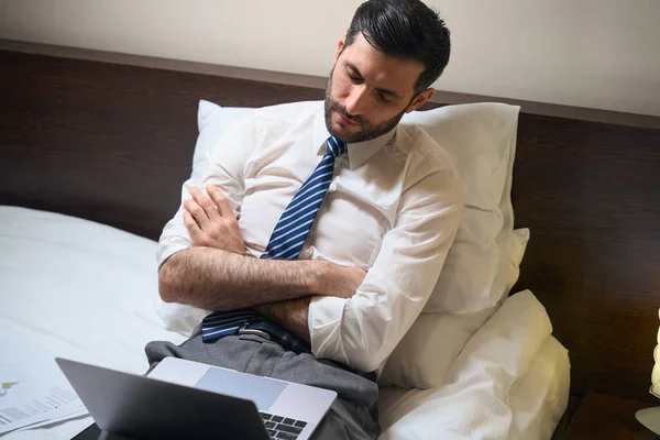 Hombre Cansado Ropa Oficina Quedó Dormido Mientras Trabajaba Documentos Estableció —  Fotos de Stock