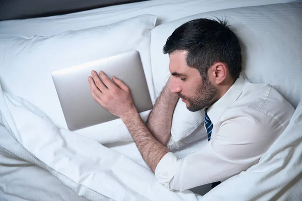 Чоловік Роздягаючись Заснув Офісному Одязі Поруч Подушкою Робочий Ноутбук — стокове фото
