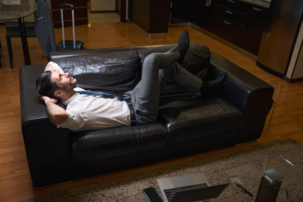 Bărbatul Haine Birou Relaxează Canapea Din Piele Camera Hotel Laptopul — Fotografie, imagine de stoc