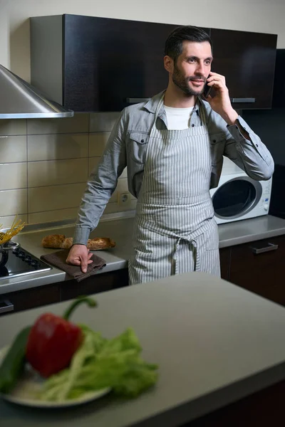 Morena Avental Chefs Fica Cozinha Com Telefone Prato Legumes Está — Fotografia de Stock