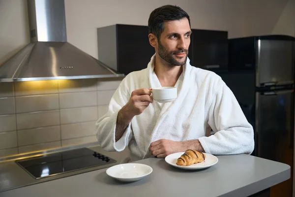 Hotel Gast Staat Met Een Kopje Koffie Keuken Voor Hem — Stockfoto