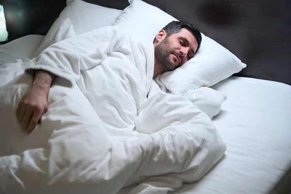 Neoholený Muž Sladce Spí Posteli Měkkých Polštářích Leží Boku — Stock fotografie
