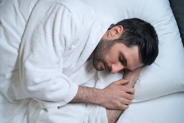 Чоловік Середнього Віку Спить Ліжку Яких Подушках Він Лежить Його — стокове фото