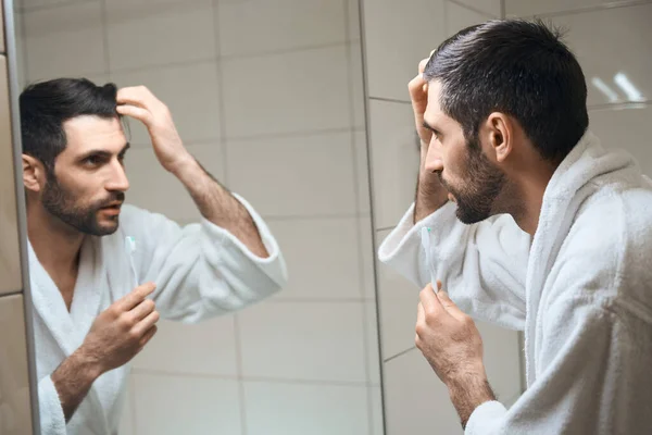 Hombre Sin Afeitar Para Frente Espejo Baño Mira Reflejo —  Fotos de Stock