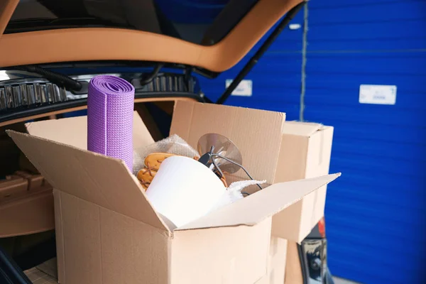 Kartónové Krabice Věcmi Stojí Otevřeném Kufru Hatchbacku Skladišti — Stock fotografie
