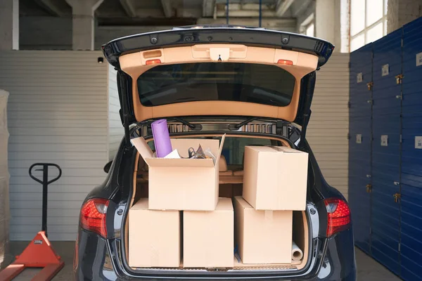Depodaki Bir Hatchback Bagajında Içi Ivır Zıvırla Dolu Karton Kutular — Stok fotoğraf
