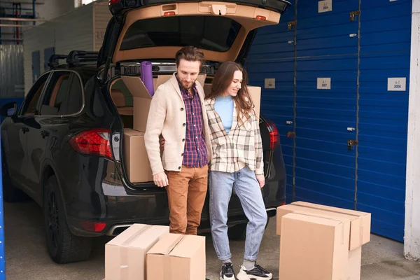 Smiling Woman Man Standing Open Trunk Car Looking Cardboard Boxes — Stock Photo, Image