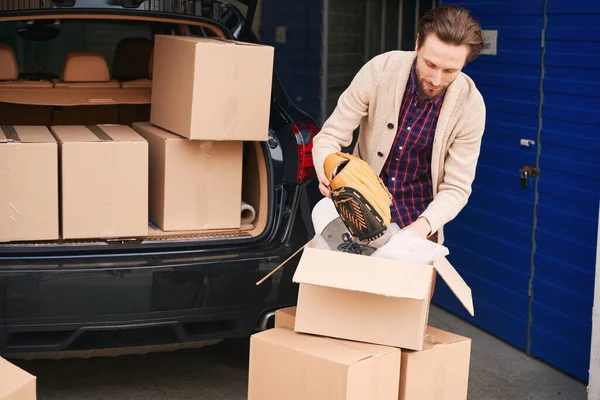 Man Packing His Things Moving Cardboard Boxes Storage Warehouse Nearby — Stock Photo, Image