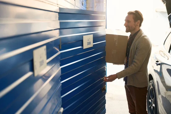 Smiling Guy Opening Storage Room Warehouse Holding Big Cardboard Box — Stock Photo, Image
