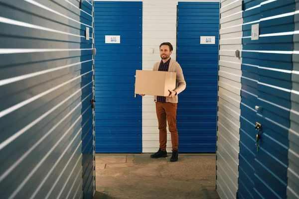 Happy Guy Holding Big Cardboard Box Standing Storage Warehouse — Stock Photo, Image