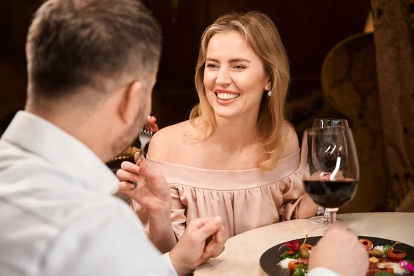 Όμορφη Γυναίκα Ταΐζει Τον Άντρα Της Ενώ Έχει Ρομαντικό Δείπνο — Φωτογραφία Αρχείου