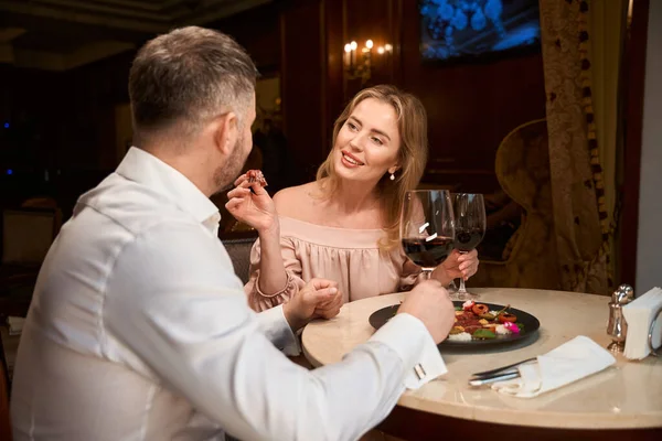 Bela Senhora Sorrindo Seu Tempo Com Marido Enquanto Jantava Mesa — Fotografia de Stock