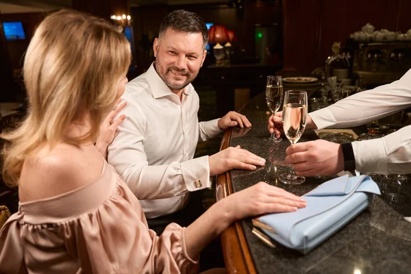 Barman Dando Copos Com Álcool Caro Para Homem Mulher Encantador — Fotografia de Stock