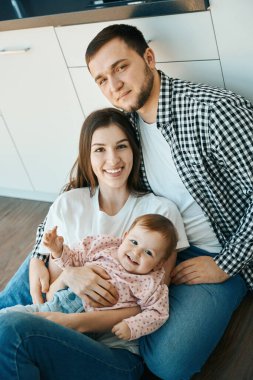 Sevgi dolu erkek, kızlarını kollarına alır. Uzaktan kumandalı iş, ailesiyle iletişim kurmak için zaman tanır.