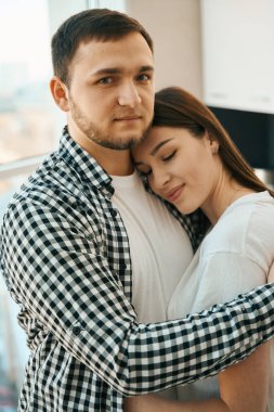 Güzel genç bir kadın başını bir erkeğin omzuna koydu. Rahat kıyafetler giyen erkekler.