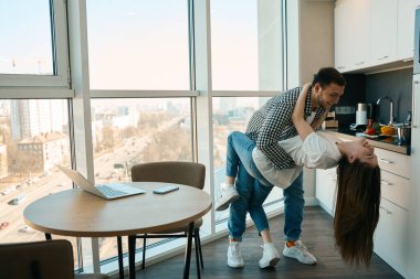 Mutlu kocalar mutfakta tango yapar, erkekler basit ev kıyafetleri giyer.