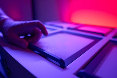 Vitrifikasyon sonrası embriyolarla kuluçka makinesini kontrol eden genetik laboratuar çalışanı istenen sıcaklığı korur.