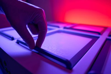 Embriyo gelişimi için mükemmel sıcaklık ve optimal kültür koşullarını sağlamak için laboratuvar çalışanları ısıtılmış kapaklı ve tabanlı invitro dölleme kuluçka odasını kapatıyorlar.